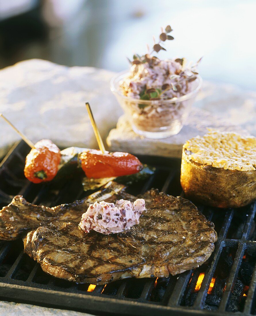 Steak mit Schalotten-Rotwein-Butter auf dem Grill
