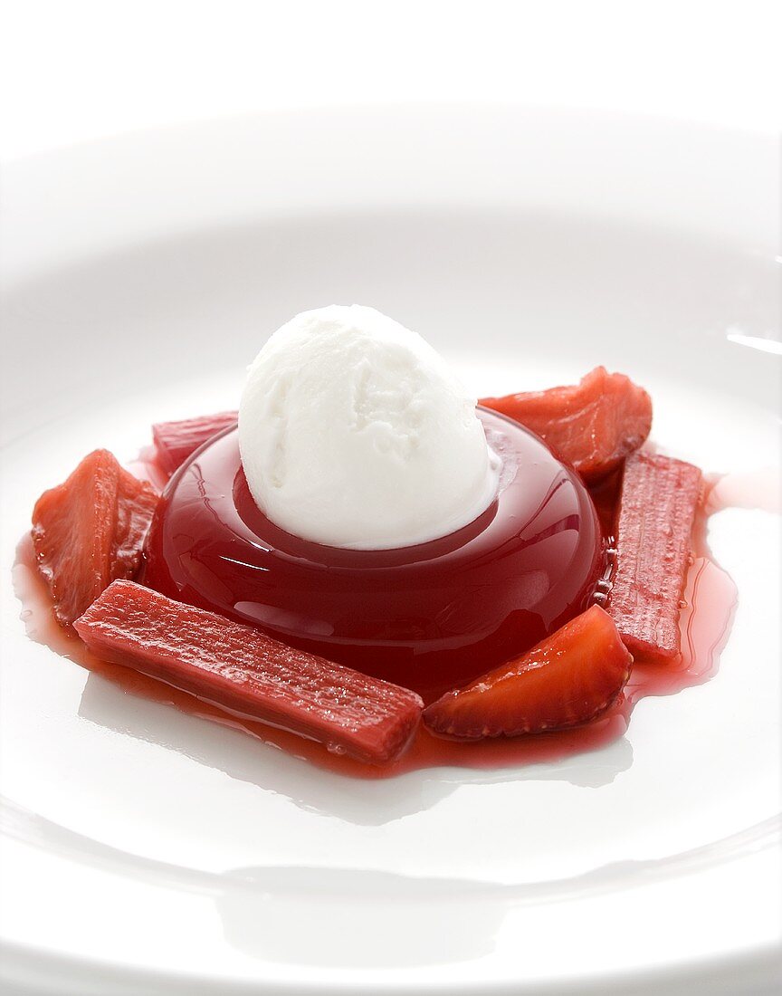 Blutorangengelee mit Rhabarber-Erdbeer-Sauce und Eis