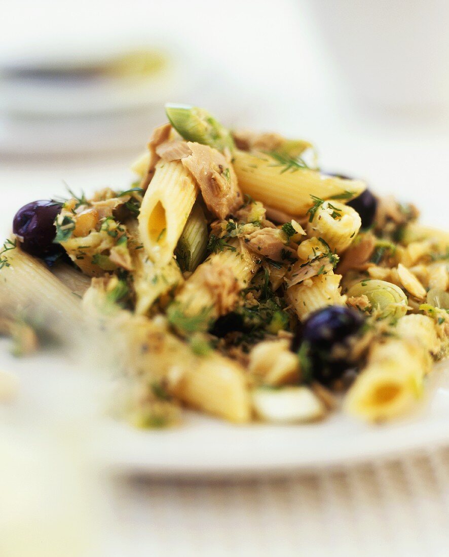 Penne al tonno (Penne with tuna and black olives)
