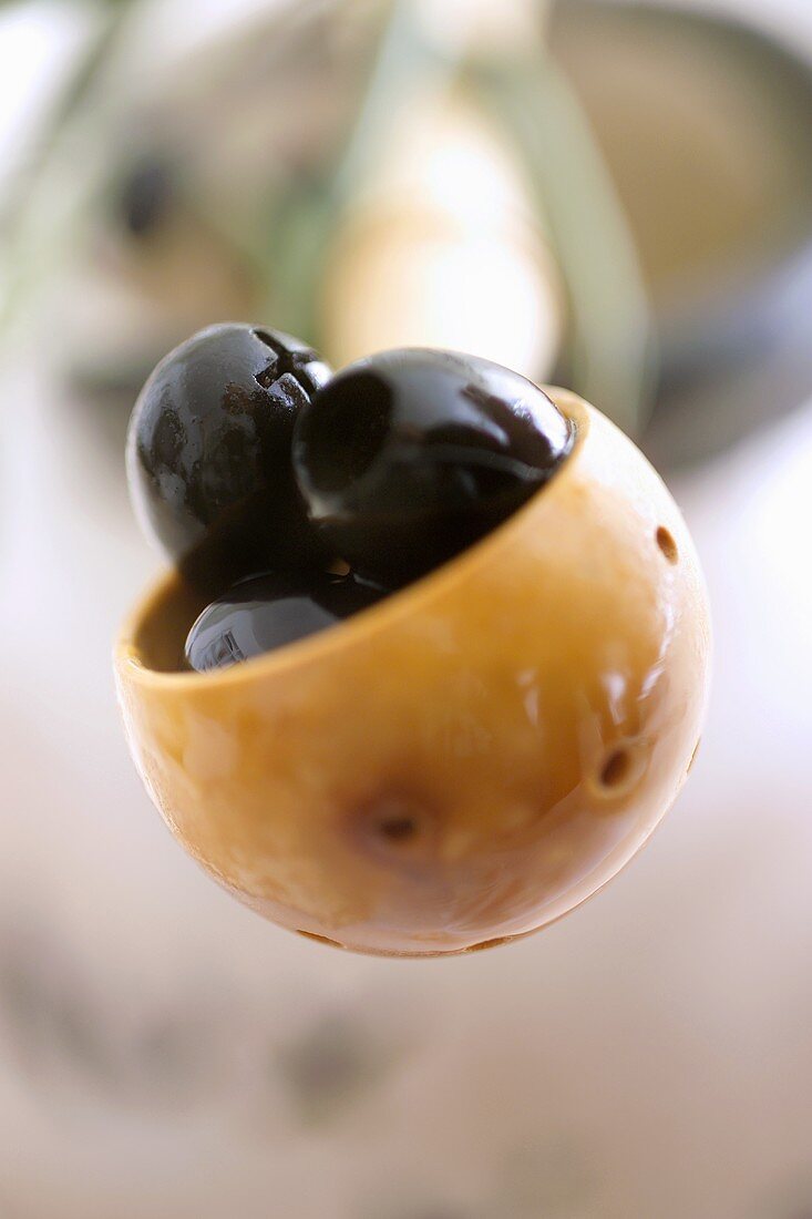 Eingelegte schwarze Oliven