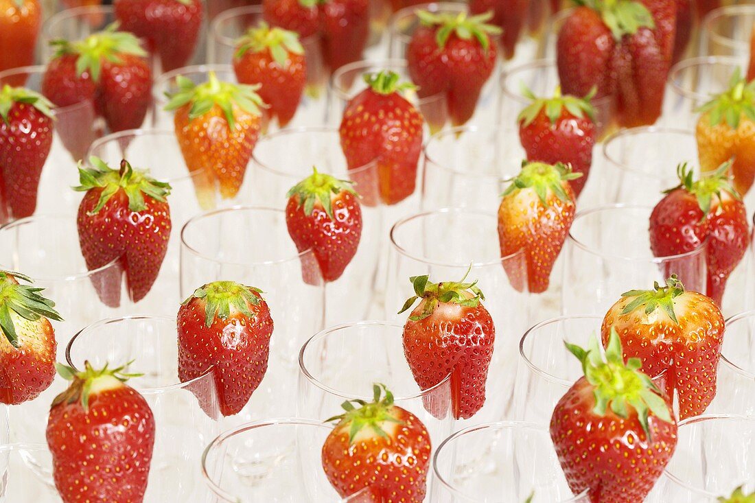 Viele Gläser mit Erdbeeren garniert