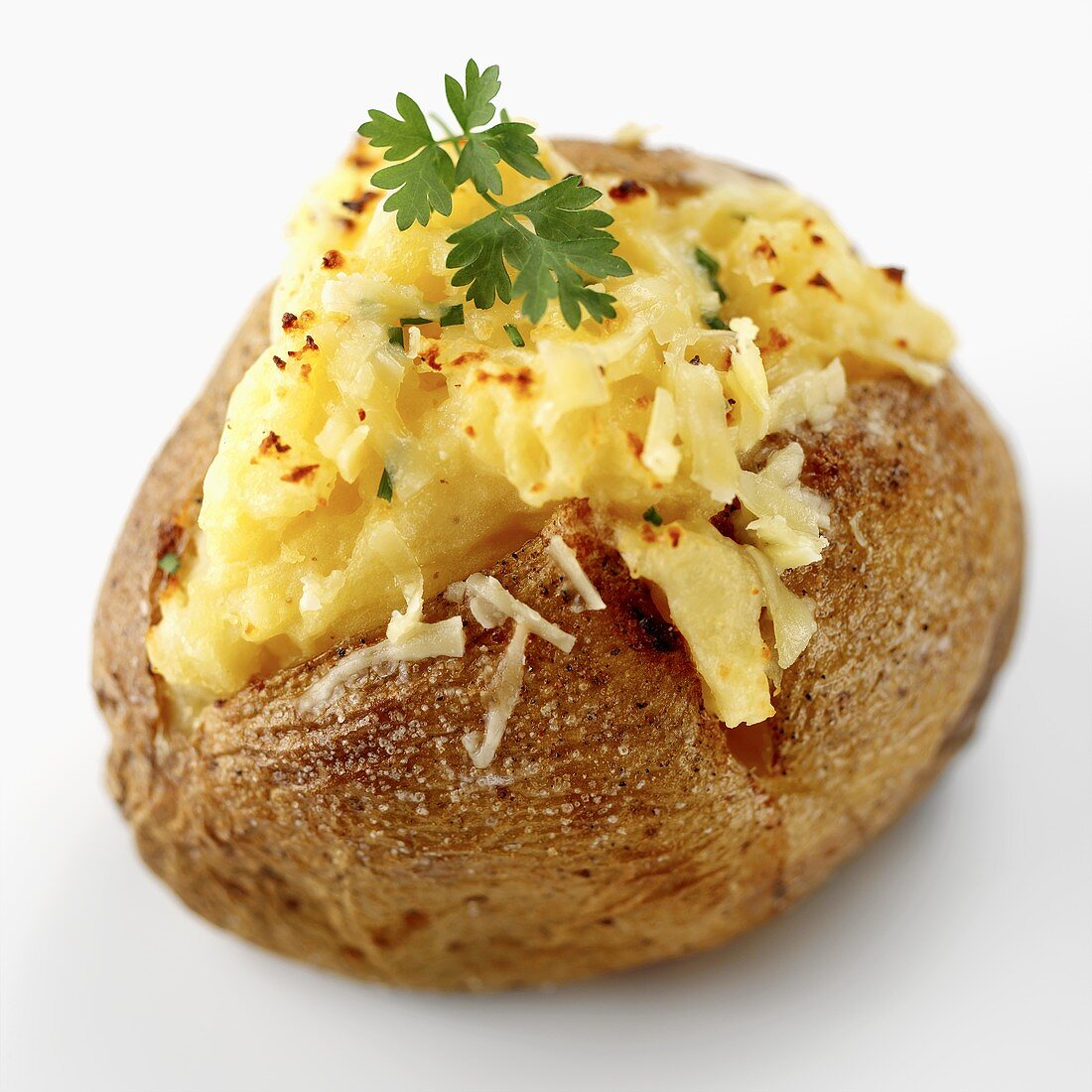 Eine Ofenkartoffel mit Käse überbacken