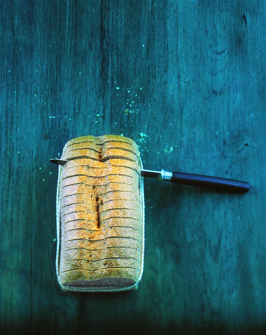 Ein aufgeschnittenes Brot mit Messer