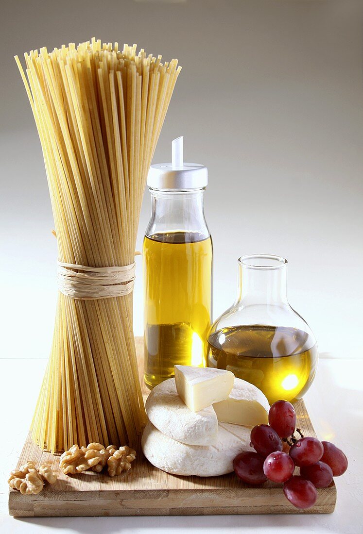 Zutaten für italienische Gerichte (Spaghetti, Olivenöl etc.)