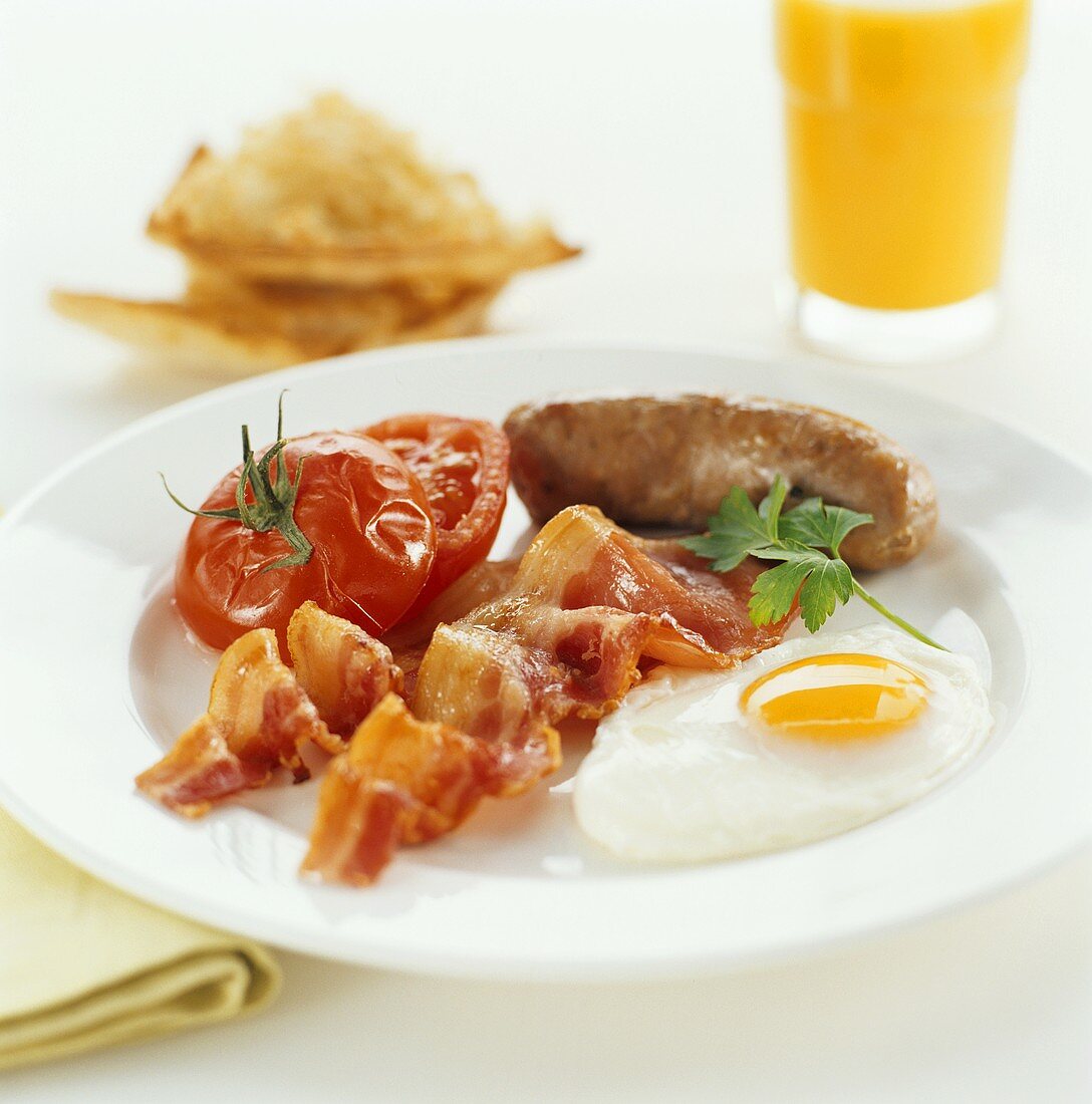 Englisches Frühstück mit Spiegelei, Bacon, Wurst und Tomate