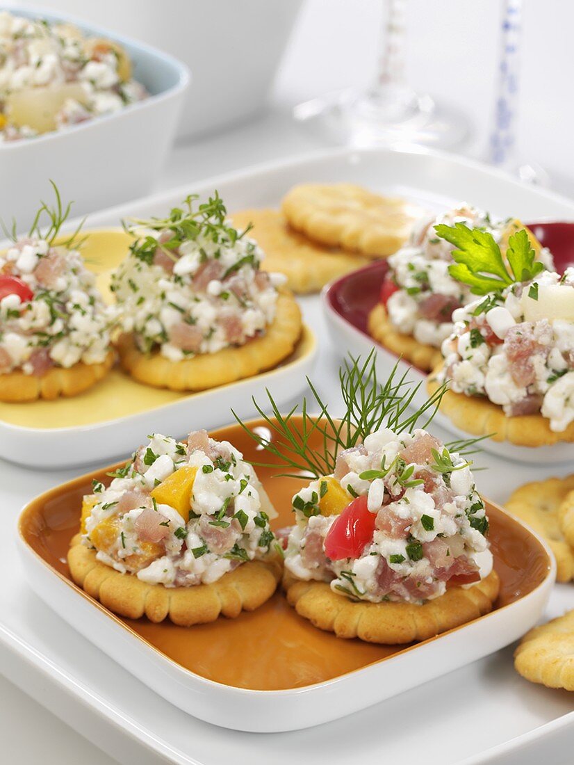 Crackers topped with fruity cottage cheese and ham