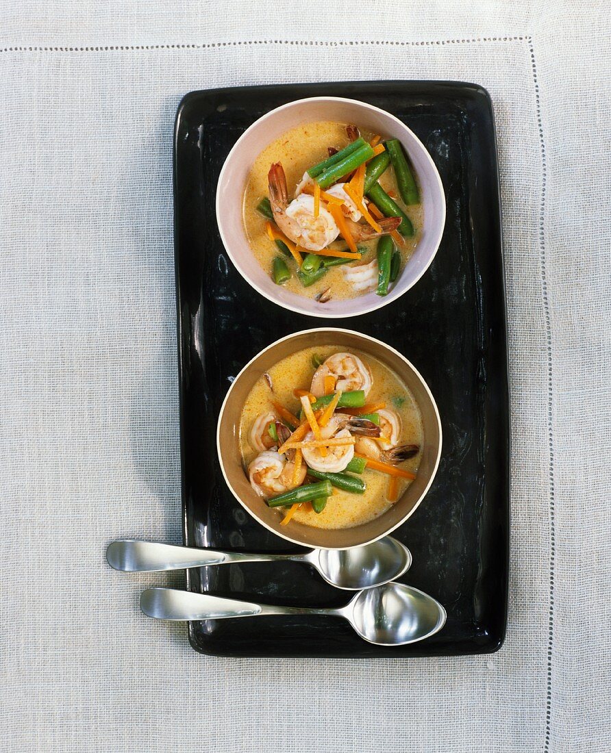 Curry mit Shrimps, grünen Bohnen und Karottenstreifen