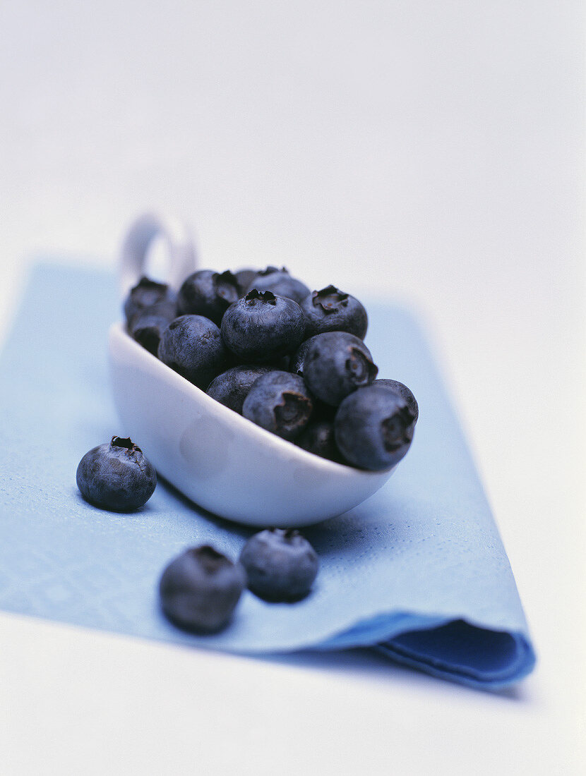 Heidelbeeren auf einem Porzellanlöffel