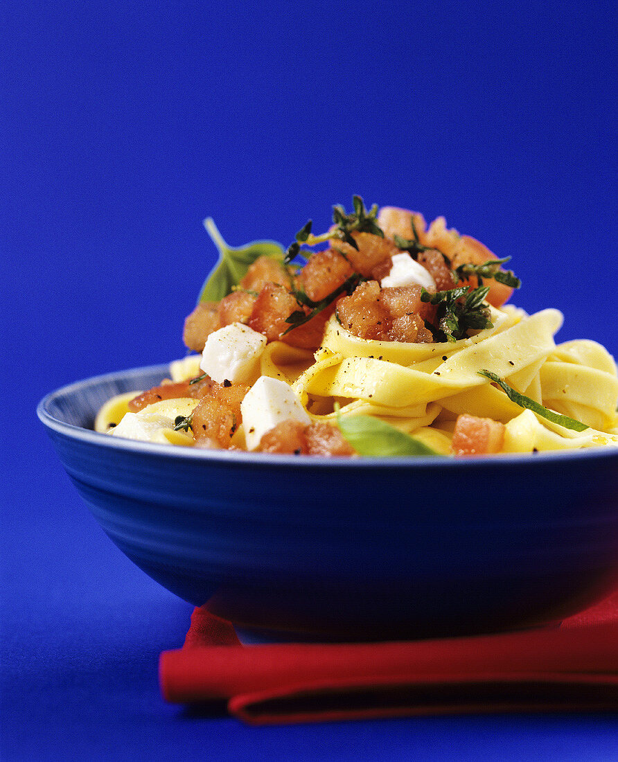 Tagliatelle mit Tomaten und Schafskäse