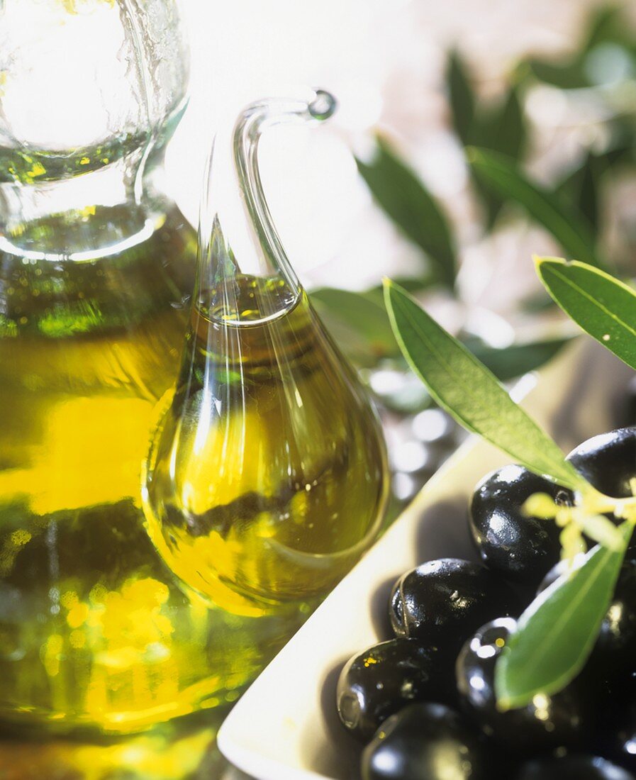 Olivenöl und schwarze Oliven