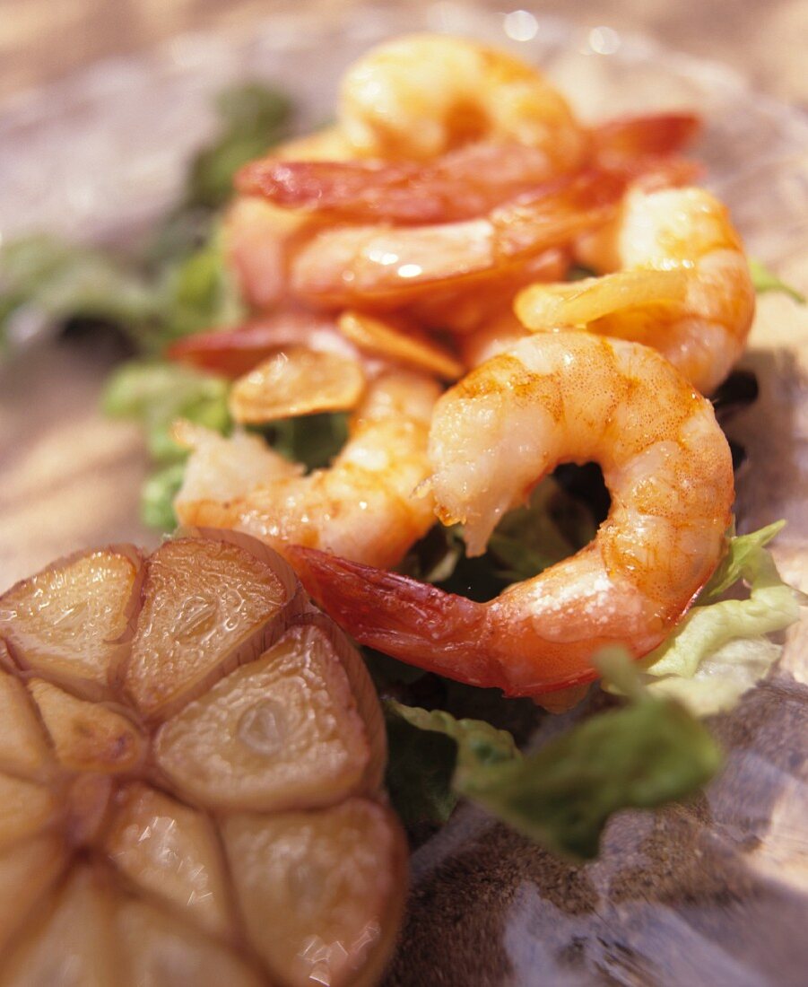 Garnelen auf Salatblättern mit Knoblauch