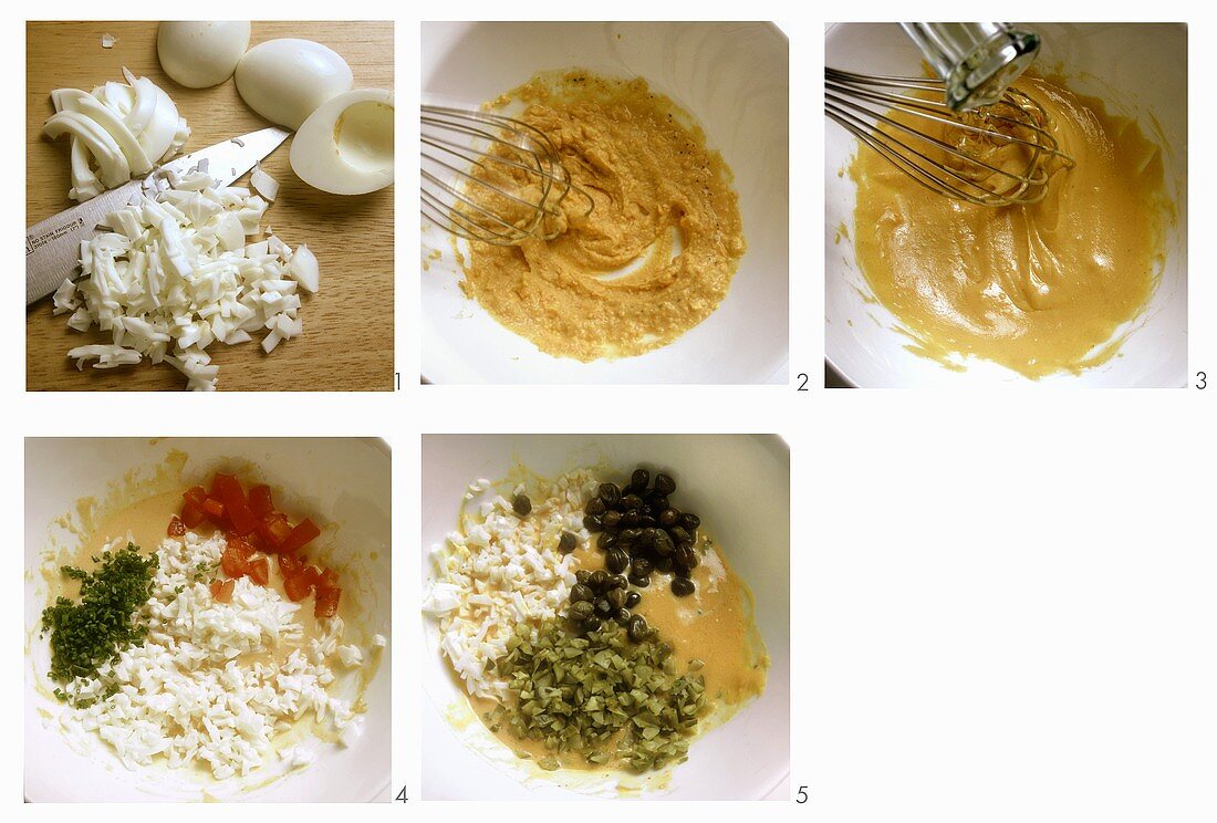 Salatsauce mit gekochten Eiern