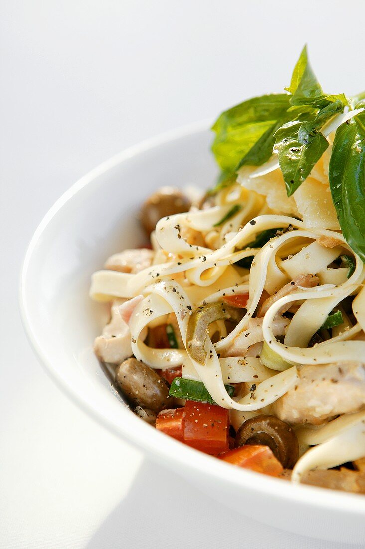 Fettuccine with mushrooms, vegetables and basil
