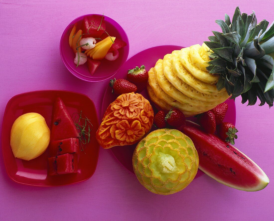 Künstlerisch geschnitzte Früchte