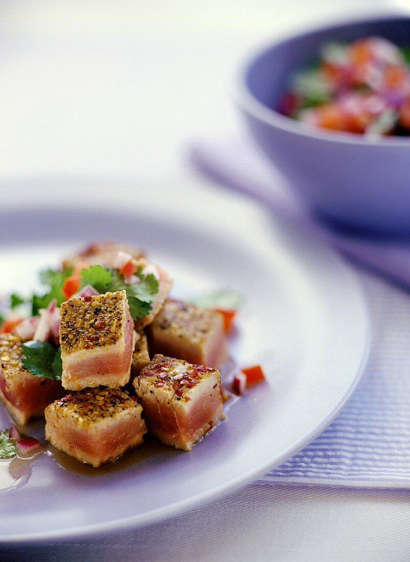 Getrockneter Thunfisch mit Chilikruste und Tomatensalsa