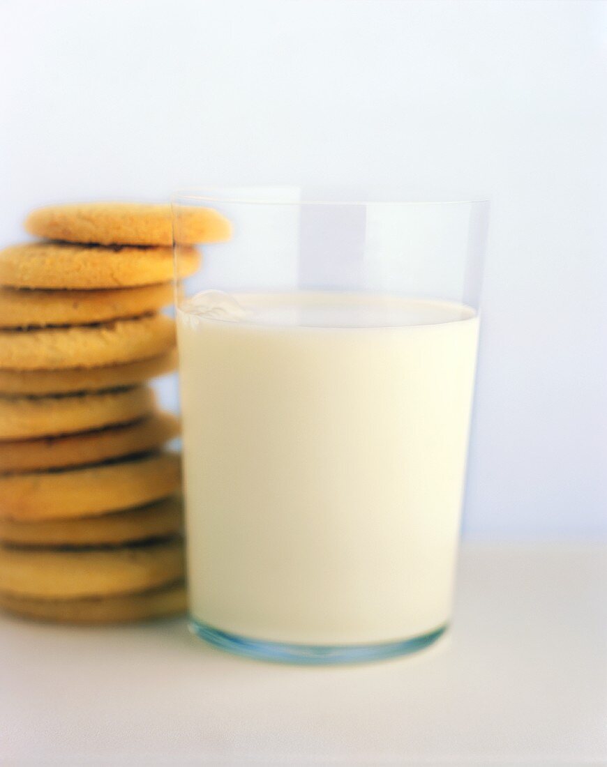 Ein Glas Milch und ein Stapel Shortbread