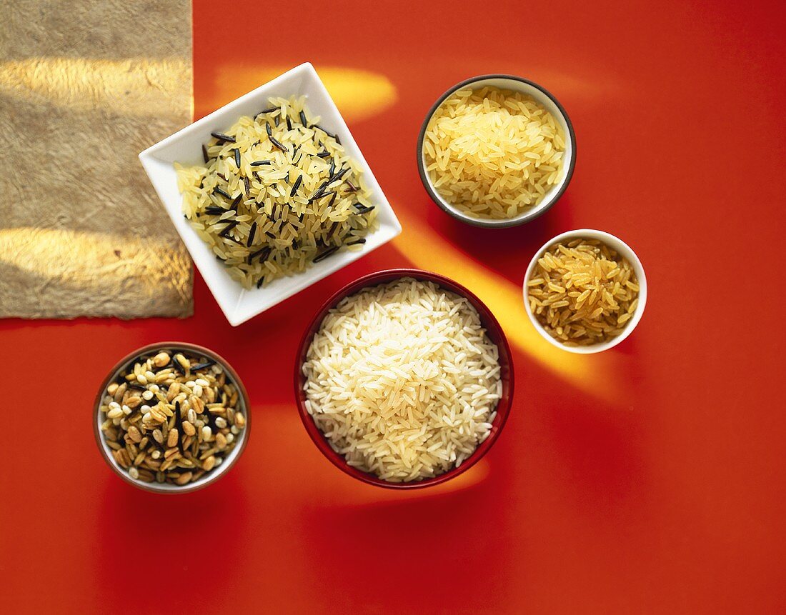 Fünf verschiedene Sorten Reis