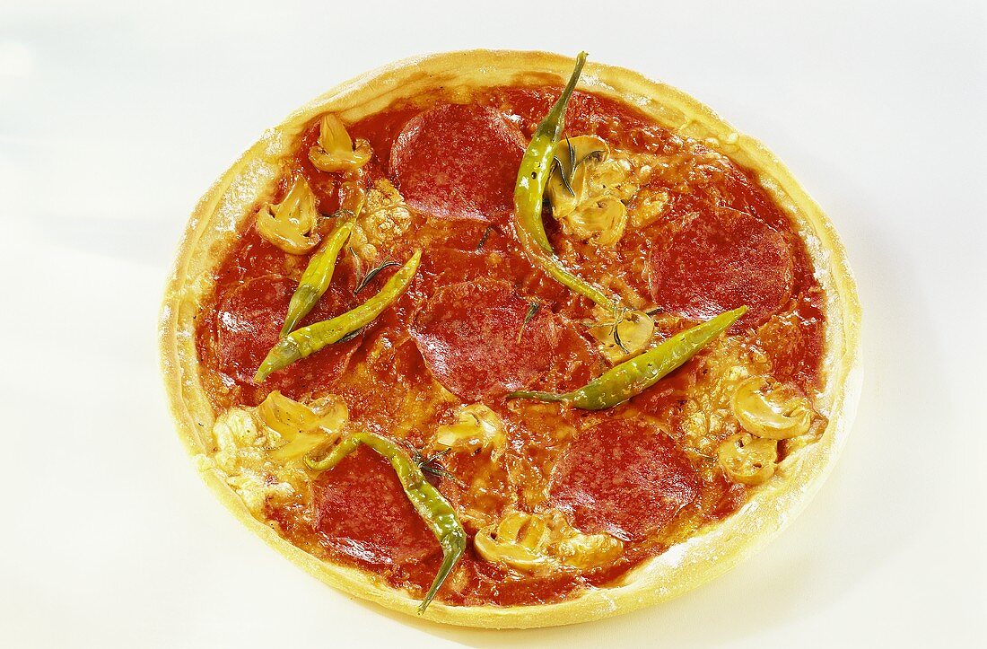 Eine Pizza mit Salami, Champignons und Pepperonis