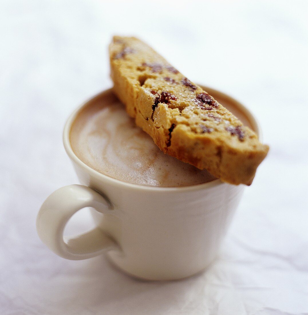 Cioccolata calda e biscotti (Gebäck mit heißer Schokolade)