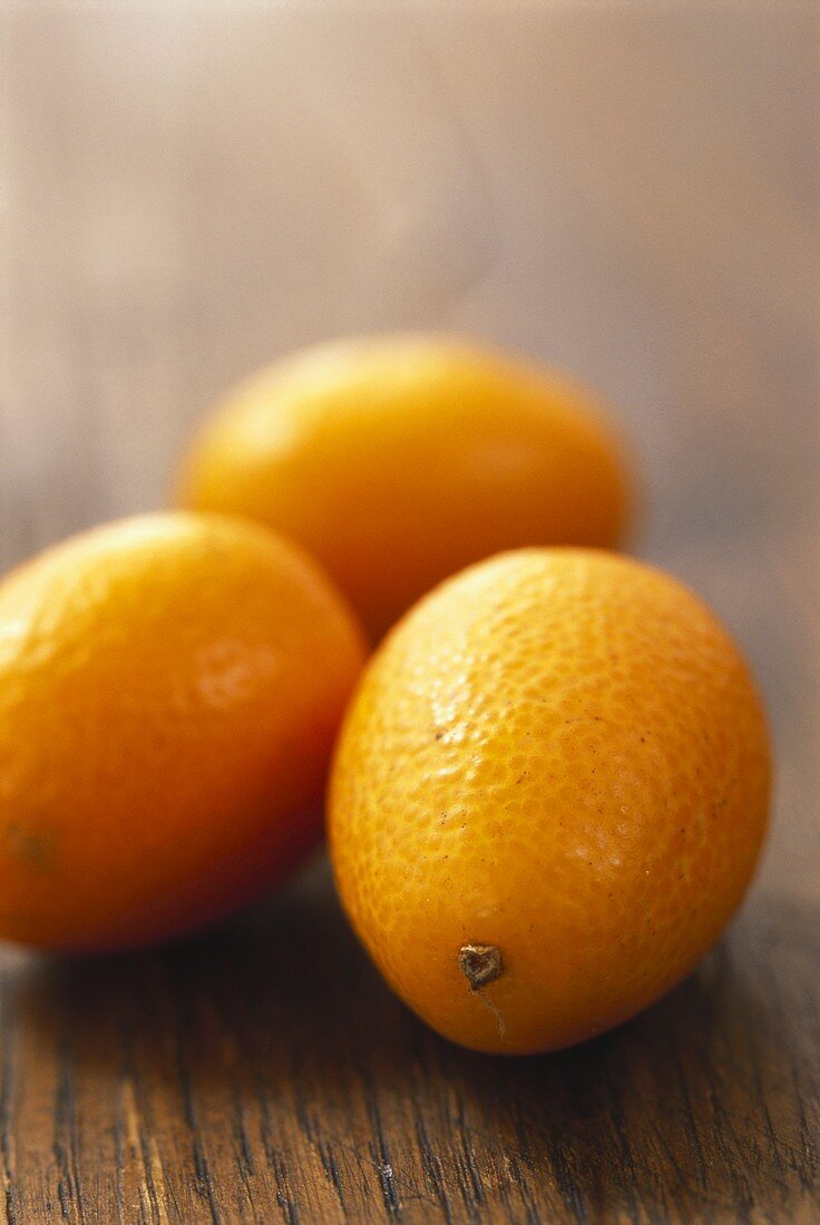 Drei Kumquats