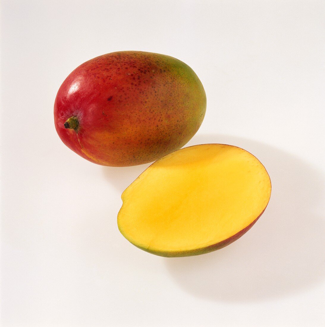 Eine ganze und eine halbe Mango der Sorte 'Parvin'