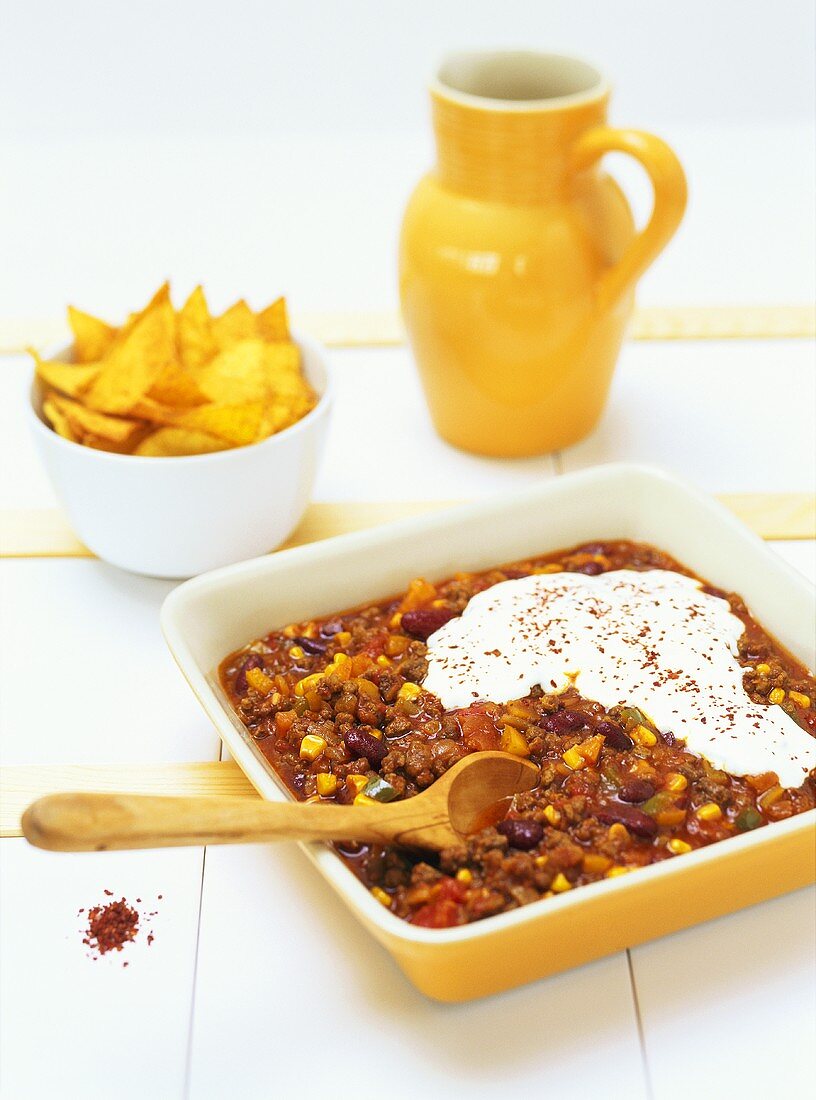 Chili con Carne mit saurer Sahne und Tortilla-Chips