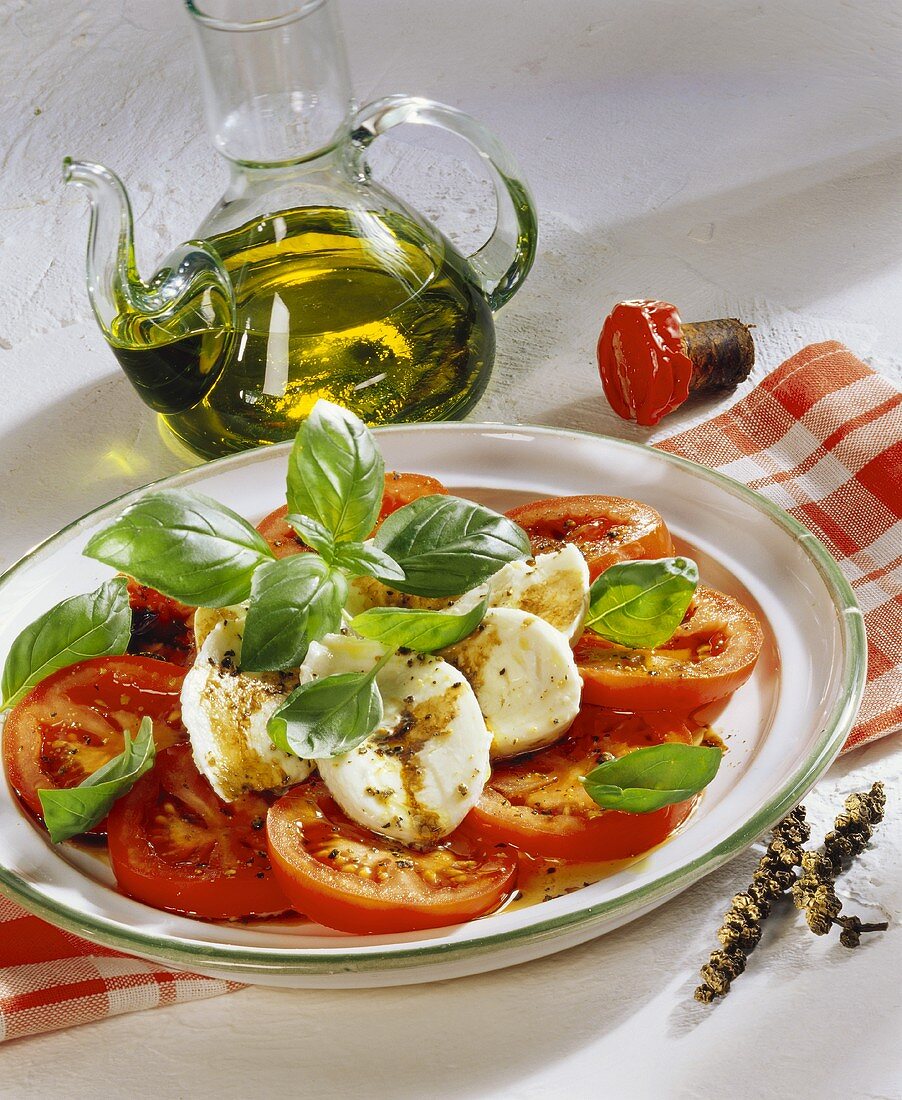 Insalata caprese (Tomaten, Mozzarella & Basilikum, Italien)