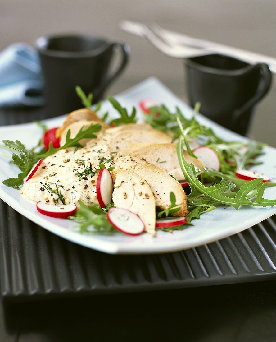 Vitello tonnato auf Rucola und Radieschen