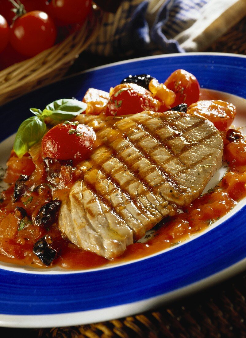 Gegrillter Thunfisch auf Tomaten-Oliven-Sauce