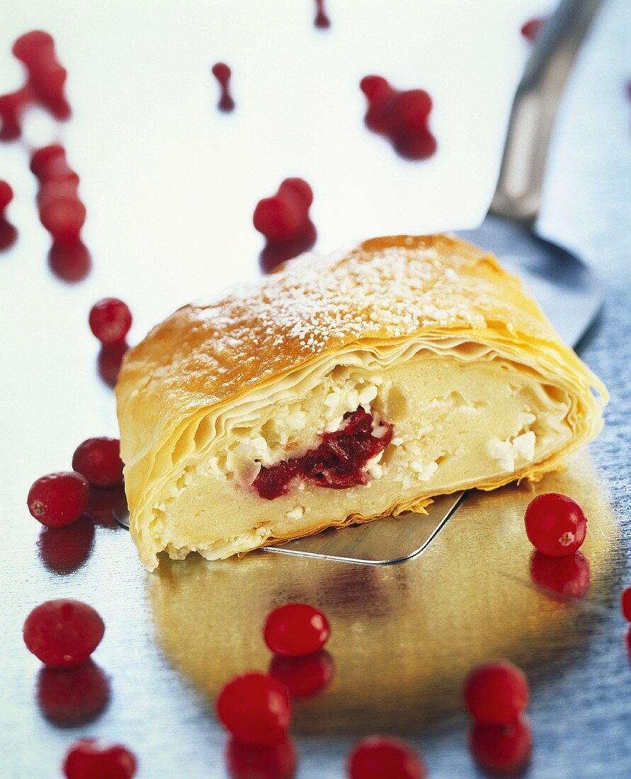 Ein Stück Quarkstrudel mit Cranbeeries