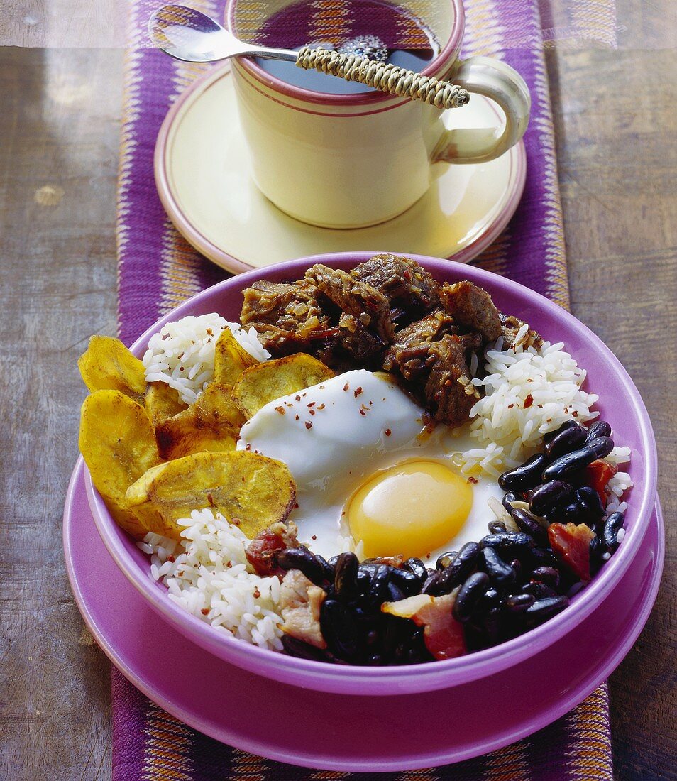 Pabellon criollo (beans with meat and fried egg, Venezuela)