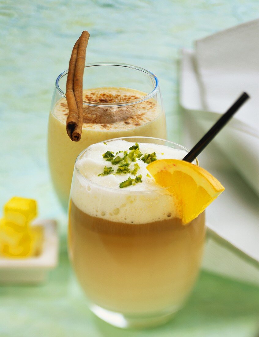 Mokkamilch mit Orangenlikör und Aprikosenmilch mit Rum