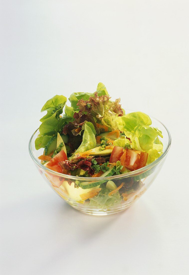 Eine Schüssel mit gemischtem Salat