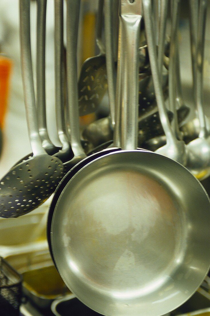 Hanging frying pans and other kitchen utensils