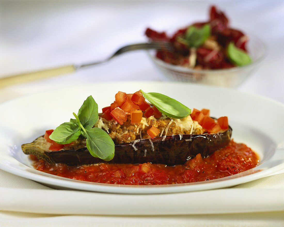 Auberginen mit Hackfleisch und Tomaten gefüllt