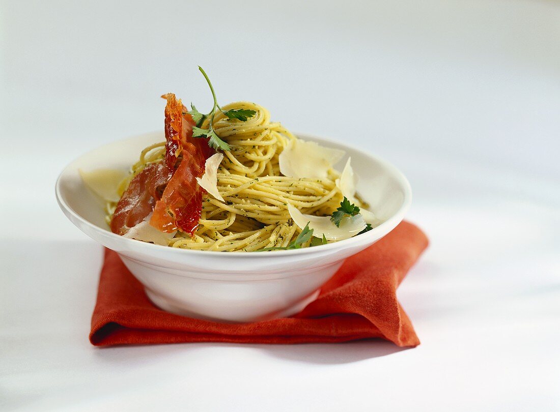 Spaghetti mit Kürbiskernpesto und Prosciutto