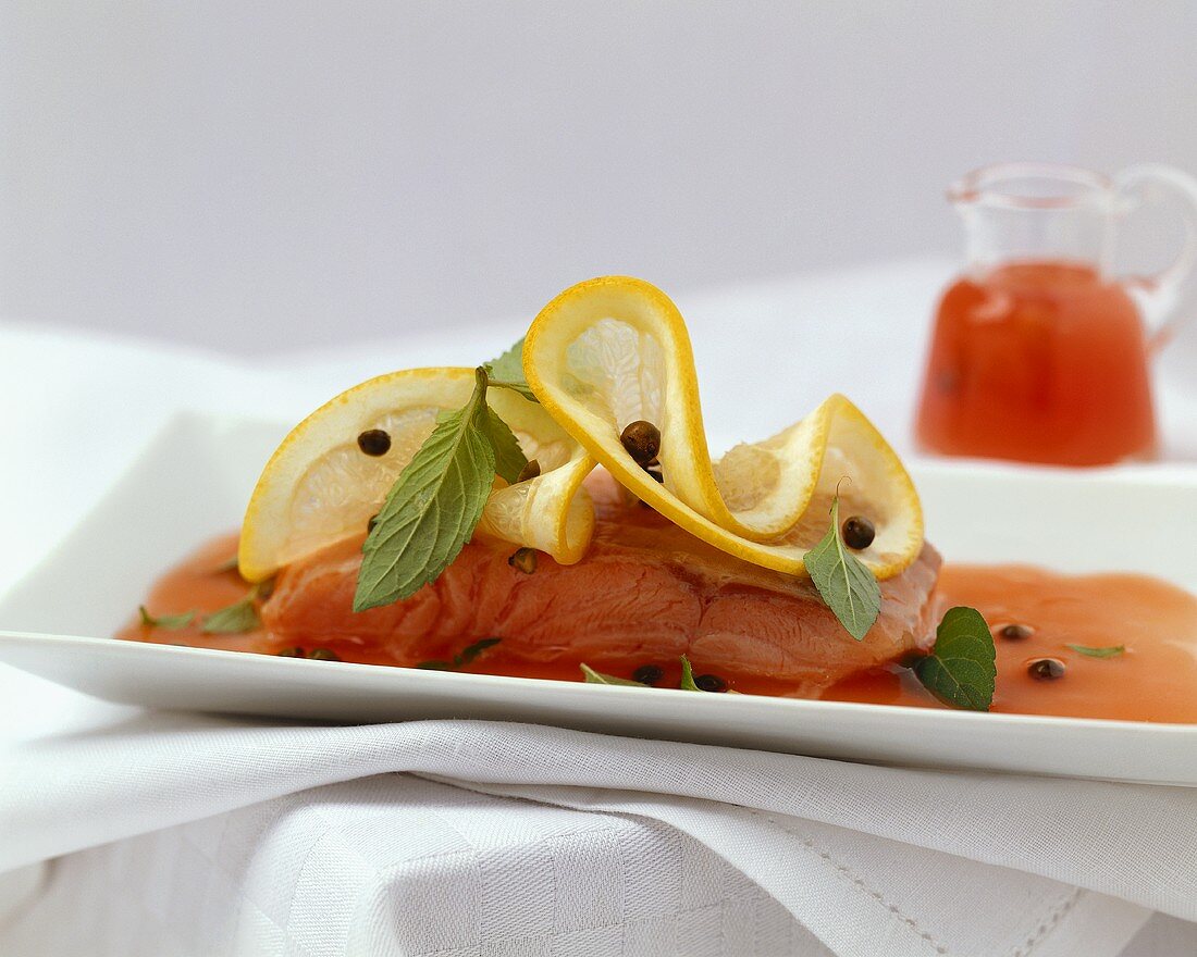 Gedämpfter Lachs in Grapefruitsauce