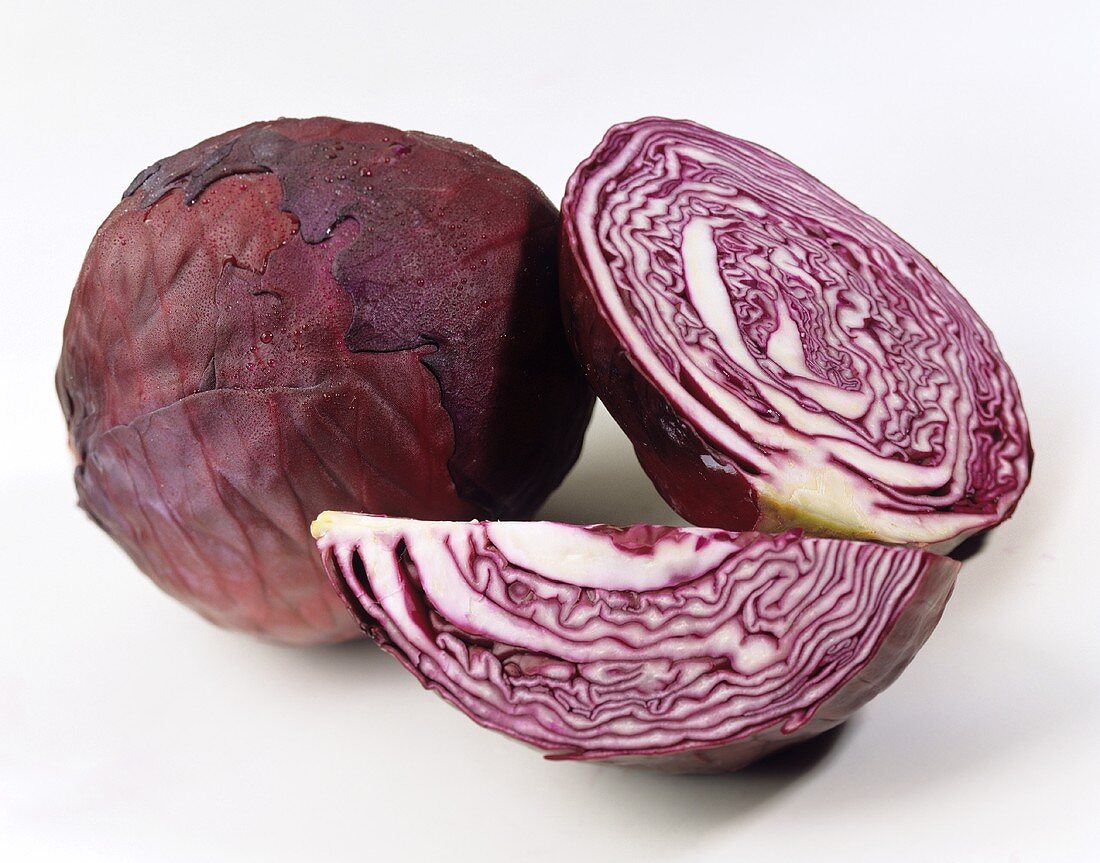 Rotkohl, ganz und angeschnitten