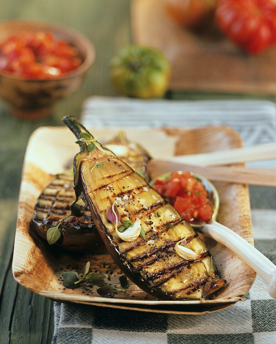 Gegrillte Auberginen mit Tomatensauce