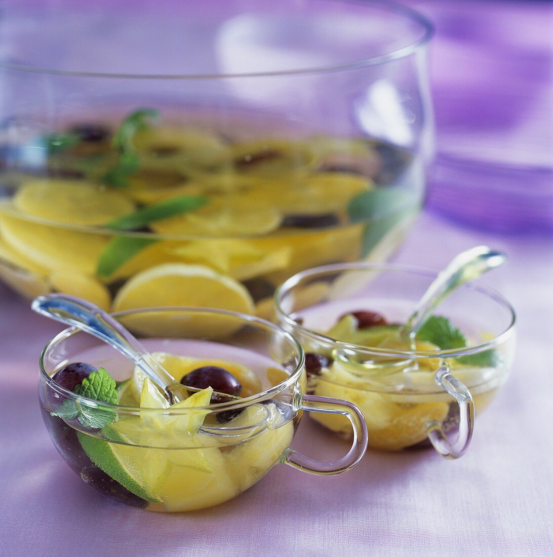 Exotische Bowle mit Karambole, Zitronen und Trauben
