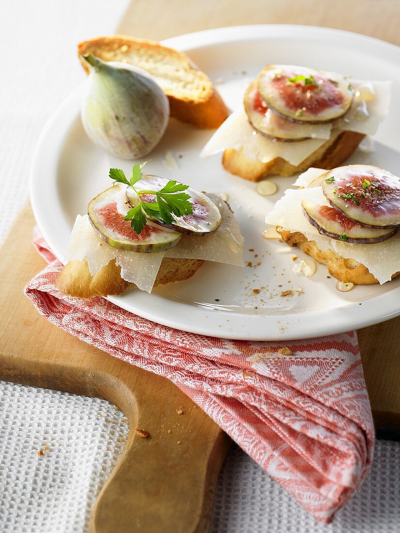 Crostini with figs and pecorino