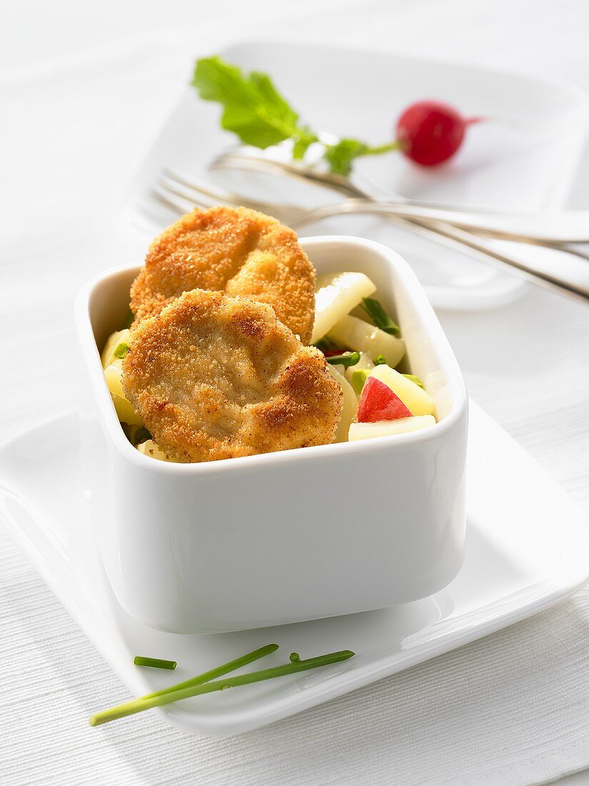 Zwei kleine Wiener Schnitzel auf Gemüse