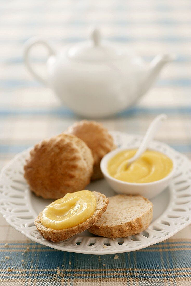 Lemoncurd mit Scones (Zitronencreme und Kleingebäck, England)