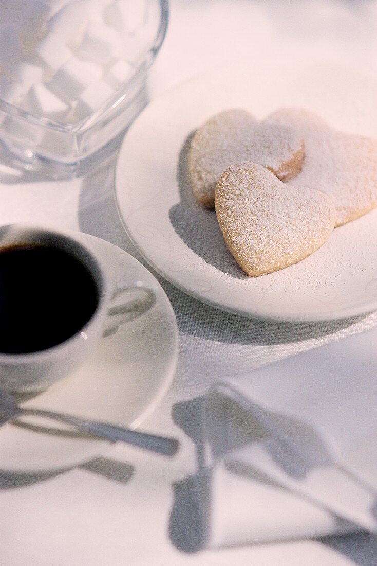 Herzförmige Kekse mit einer Tasse Kaffee