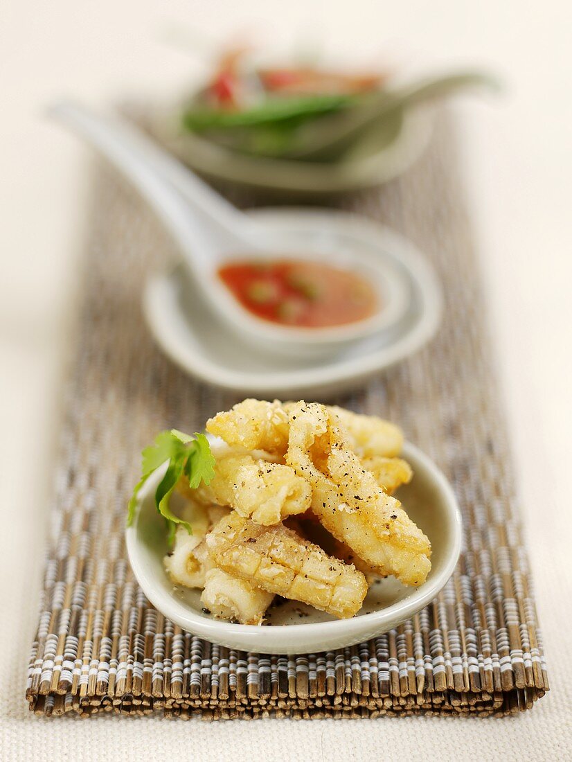 Deep-fried squid with chili dip
