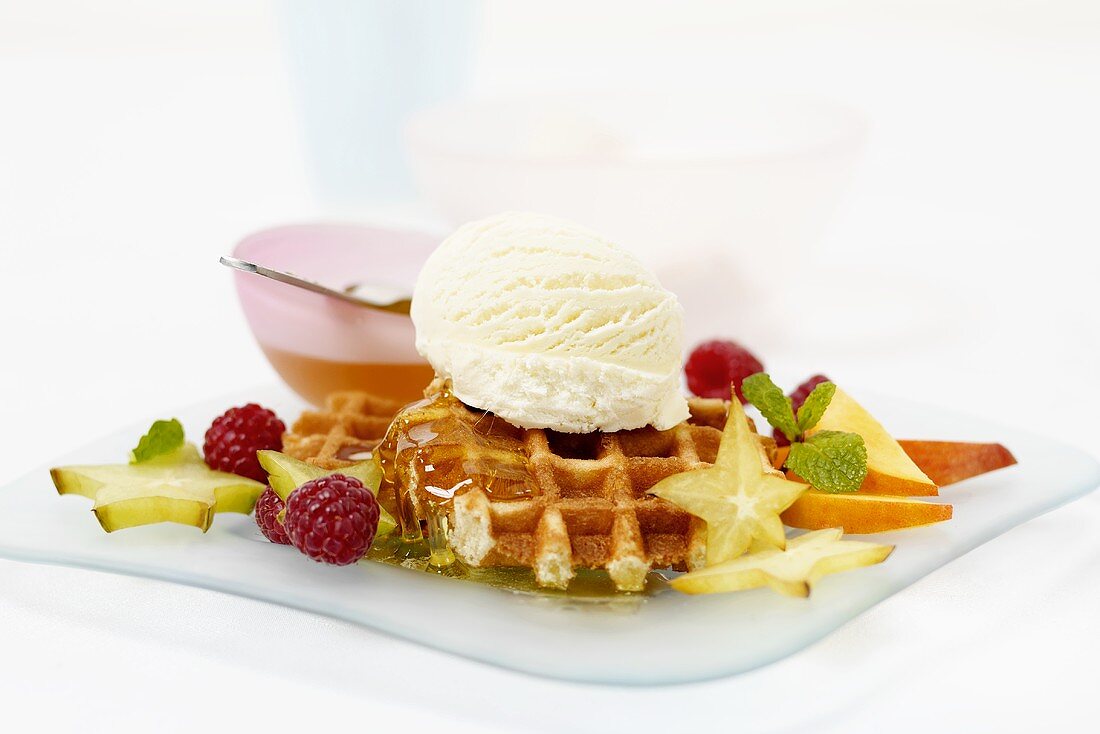 Waffeln mit Vanilleeis und Früchten