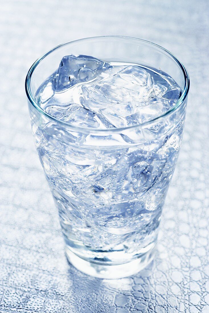 Ein Wasserglas mit Eiswürfeln
