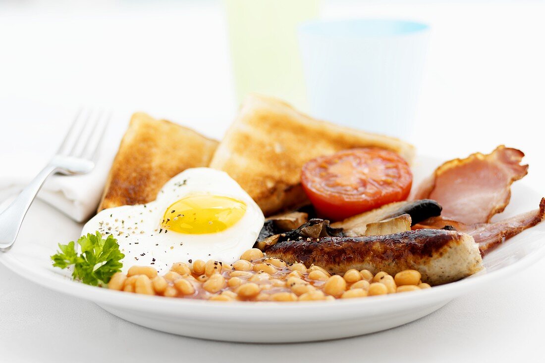 Breakfast: fried egg, beans, toast and sausage (England)