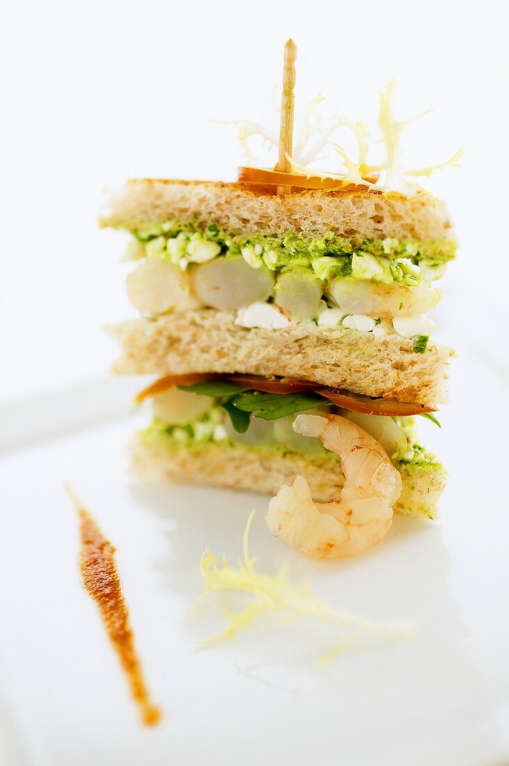 Shrimp sandwich with pesto