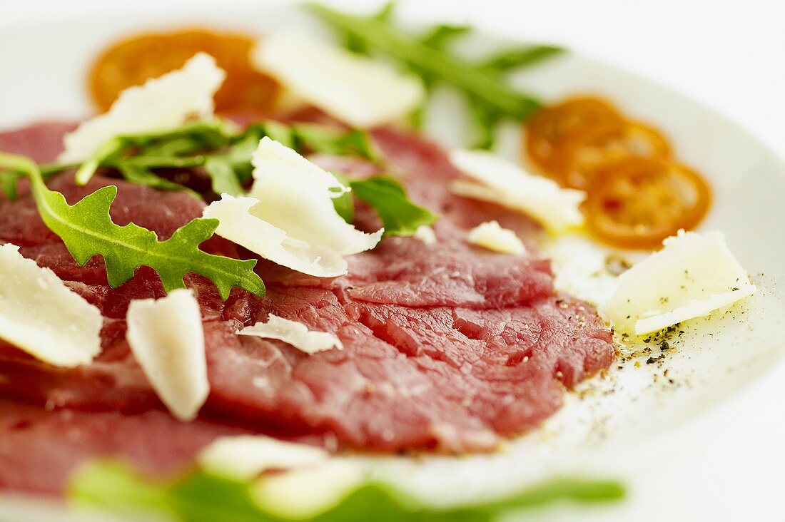 Rindercarpaccio mit Rucola und Parmesan